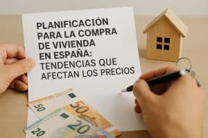 Manos sosteniendo y escribiendo en un documento sobre la planificación para la compra de vivienda en España, acompañado de billetes de euro, una pequeña casa de madera y llaves, simbolizando cómo las decisiones relacionadas con la vivienda impactan en las finanzas personales y en la evolución de los precios del mercado.